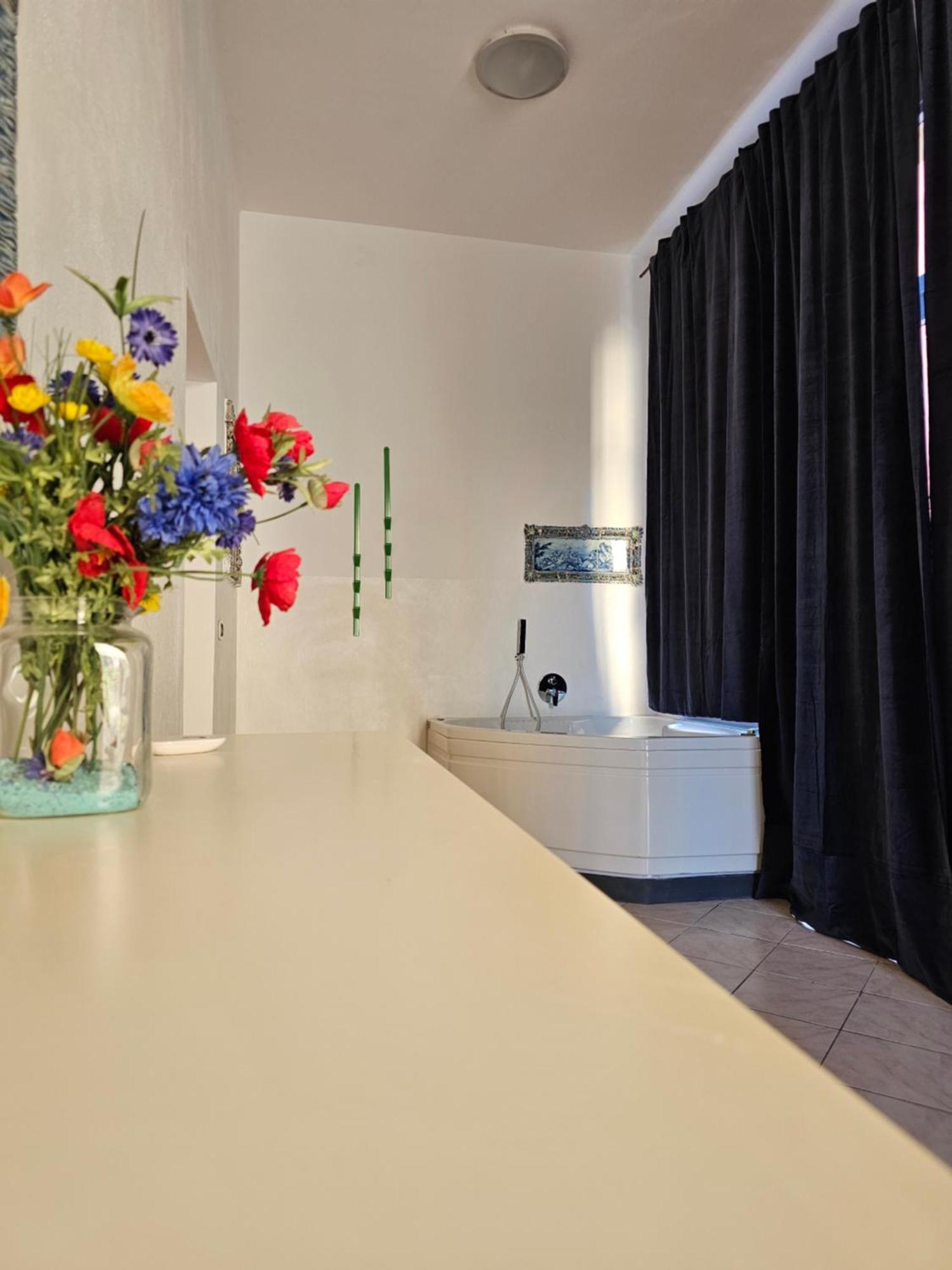 Casa Atena, Spaziosa, Romantica Con Idromassaggio Privato Varraze Exterior foto